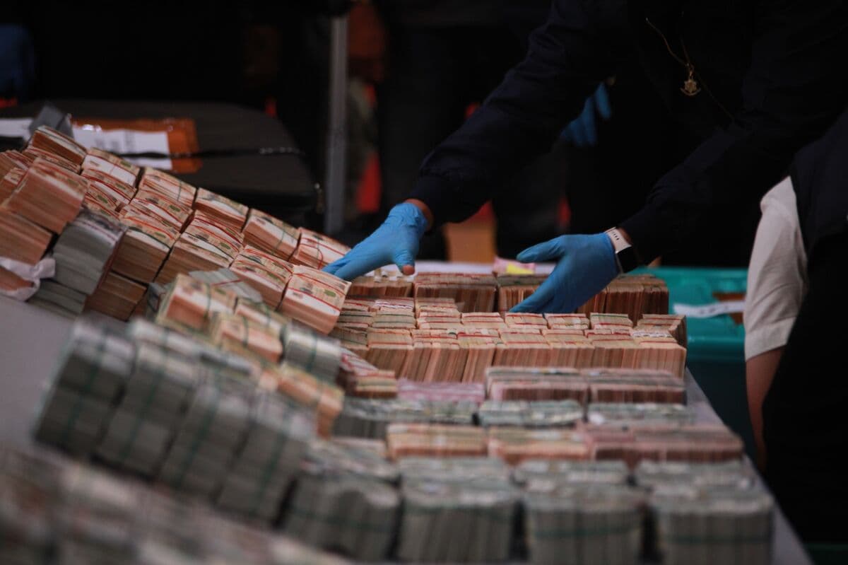 Jakarta Police Conduct Raids, Seizing Gold Bars and Cash in Cipete