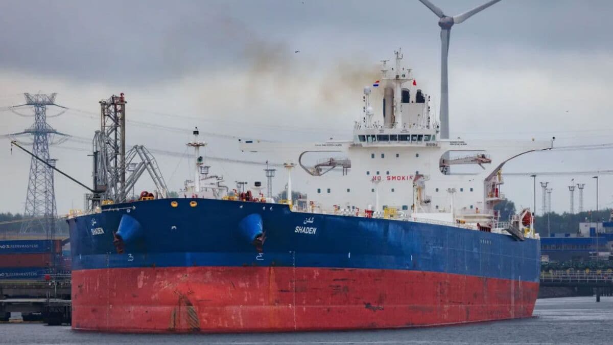 Saudi Supertankers Begin Transit Through Strait of Hormuz Following Agreement