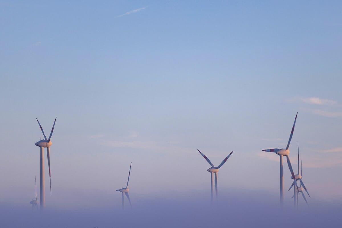 Oil, Gas Majors Cut Green Spending for First Time Since 2017