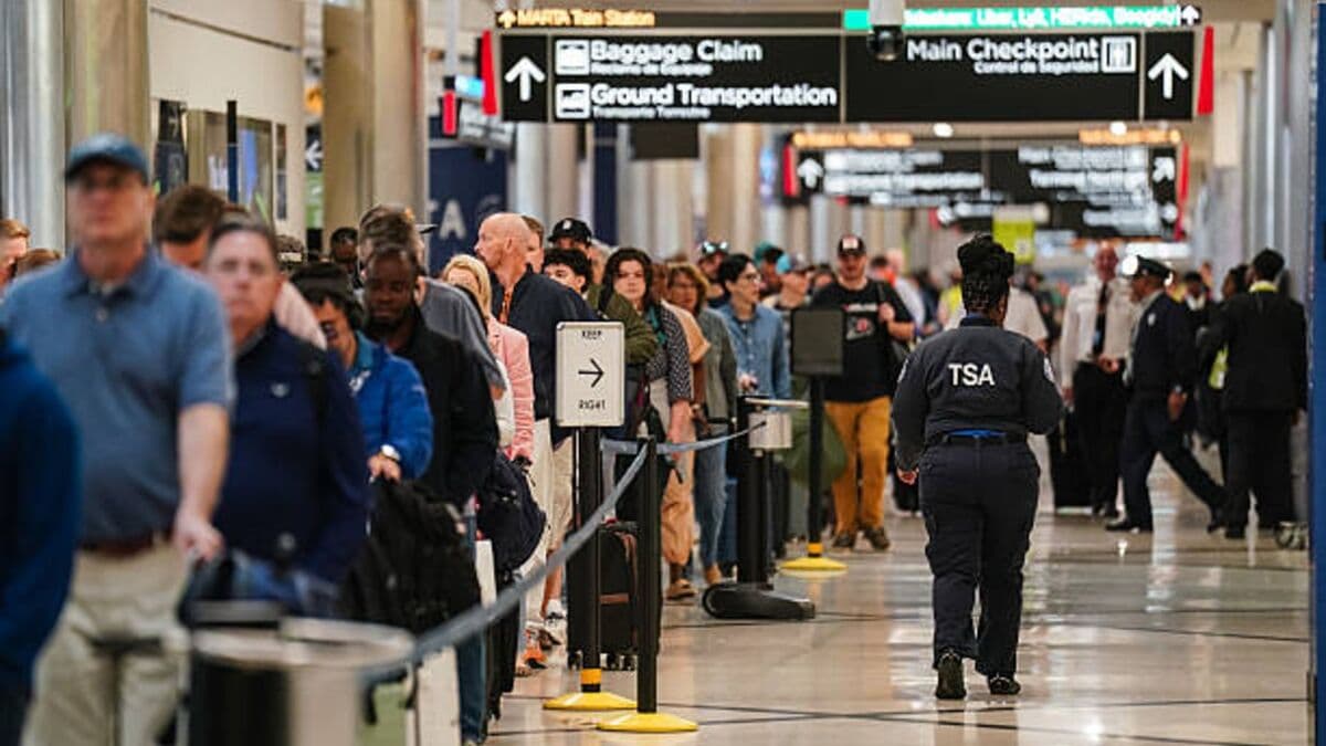 United CEO Says TSA Agents Need to Get Paid Now