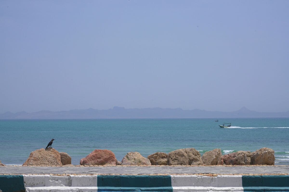 Hormuz Remains Largely Deserted as US and Iran Vie for Control