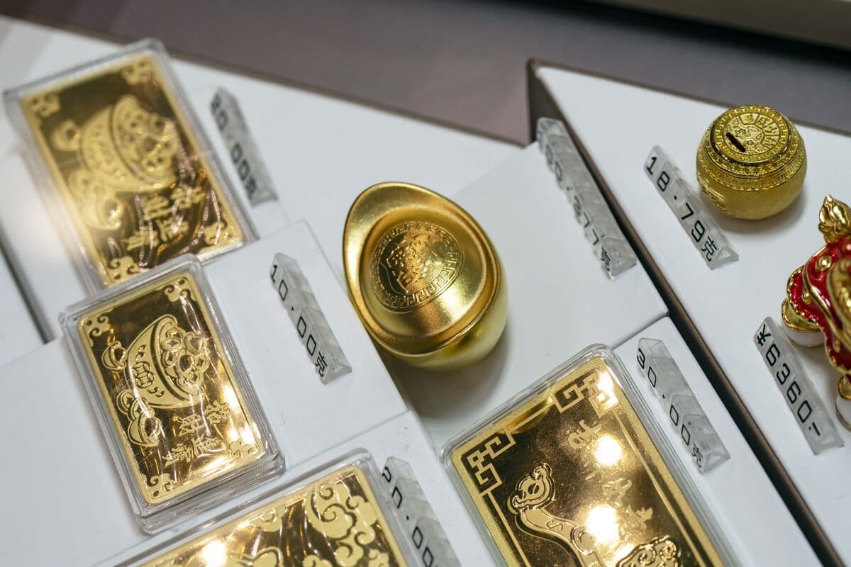 Chinese Banks Limit Retail Gold Trading Amid Market Volatility
