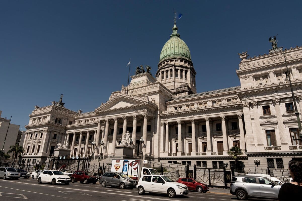 Argentina Rating Upgrade Hinges on Reserve Buildup, Fitch Says