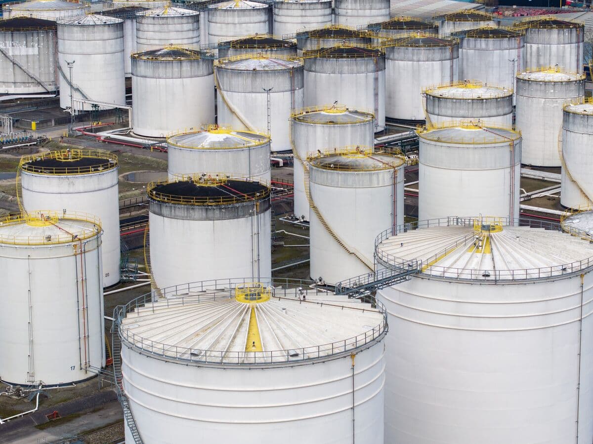 Brent Oil Closes Above $100 a Barrel for Third Straight Session