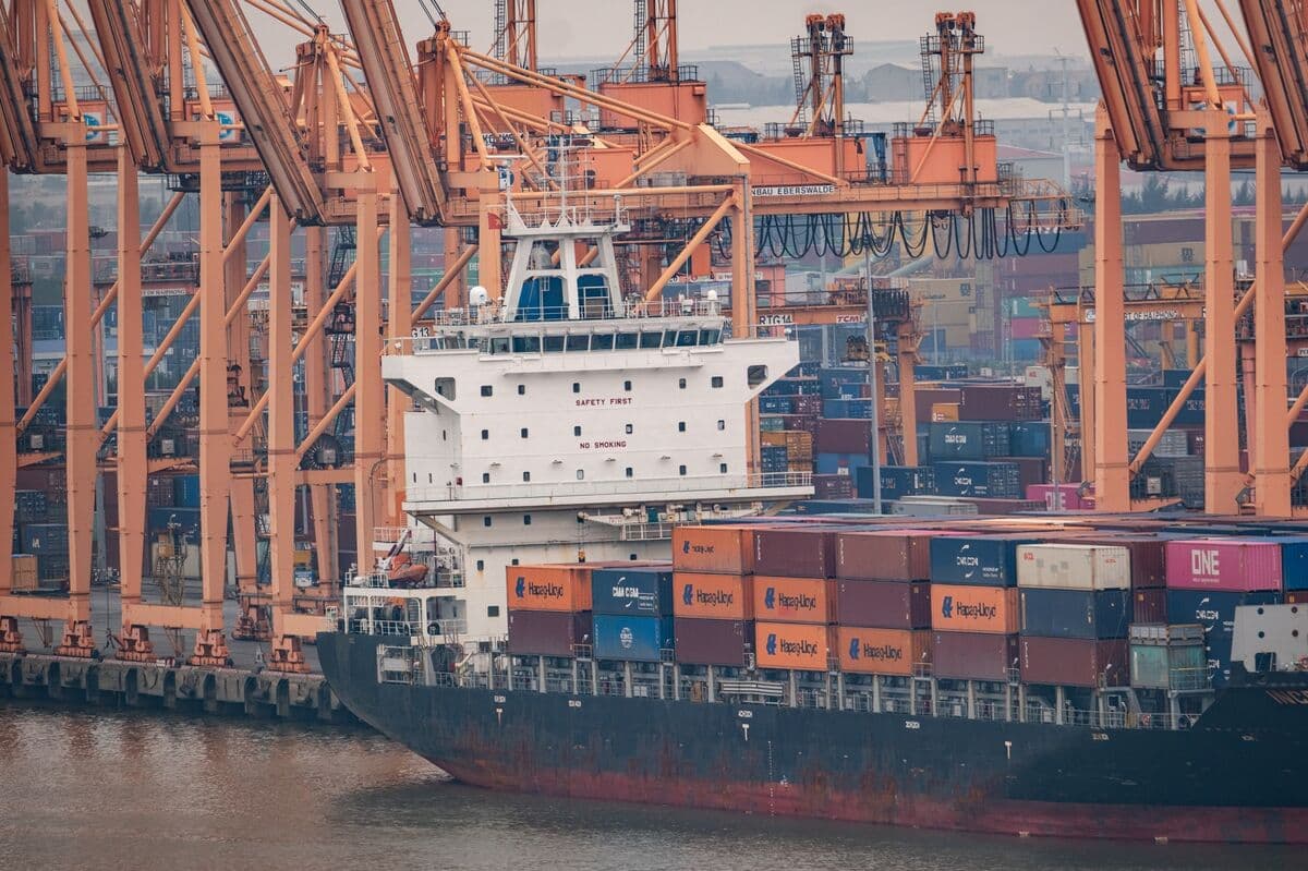 Vietnam Trade Deficit Narrows Even as Exports Miss Estimates