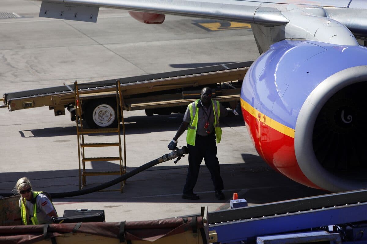US Airfares Remain High Despite Declining Jet Fuel Prices