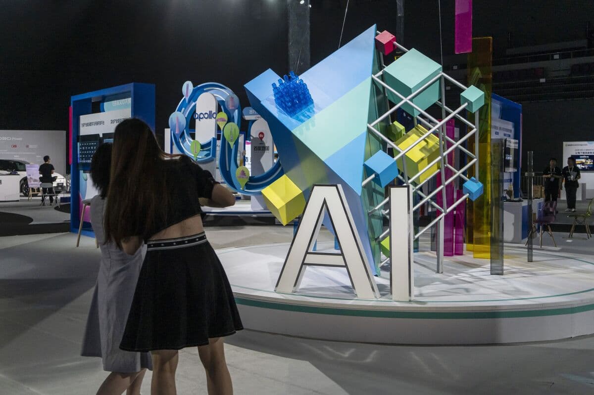 Invesco Says Big Tech Needs ‘Every Dollar’ It Can Get in AI Debt