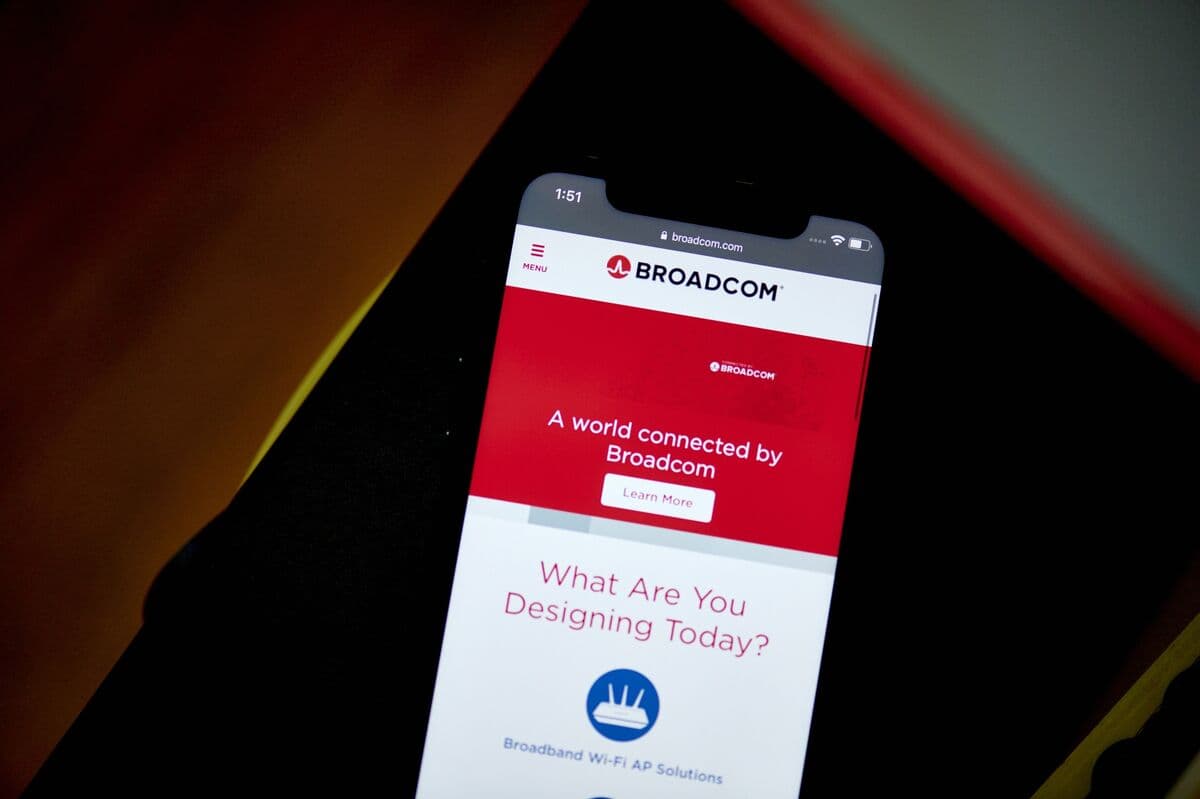 Emerging-Market Stocks Decline After Broadcom's Disappointing AI Outlook
