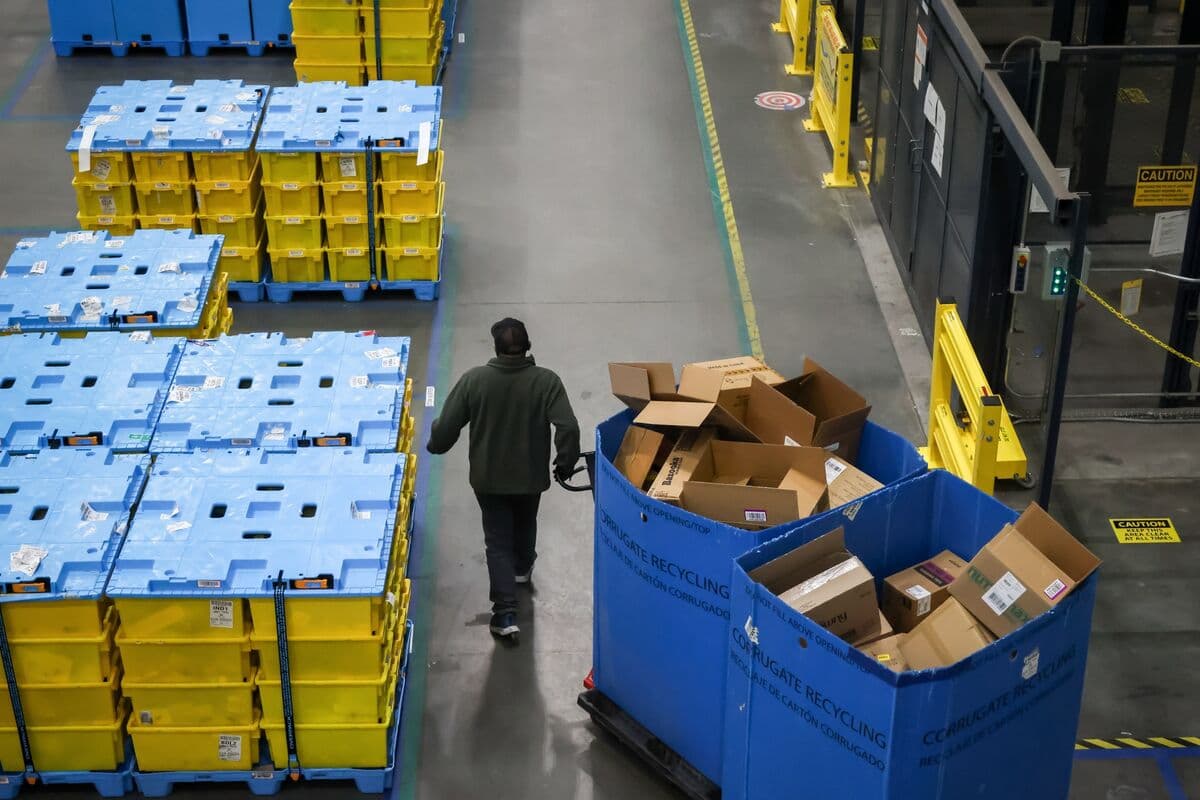 FedEx, UPS Shares Tumble on Amazon’s ‘Watershed’ Logistics Move