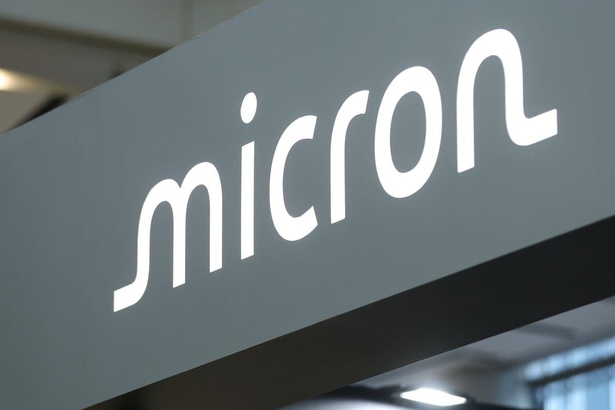 Micron Exceeds Sales Forecast, Alleviating AI Concerns for Investors