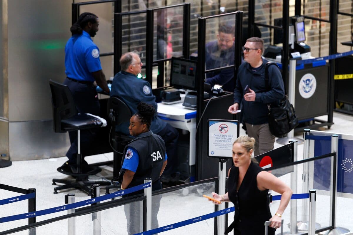 Trump Signs Memo Directing TSA Agents to Be Paid During Shutdown