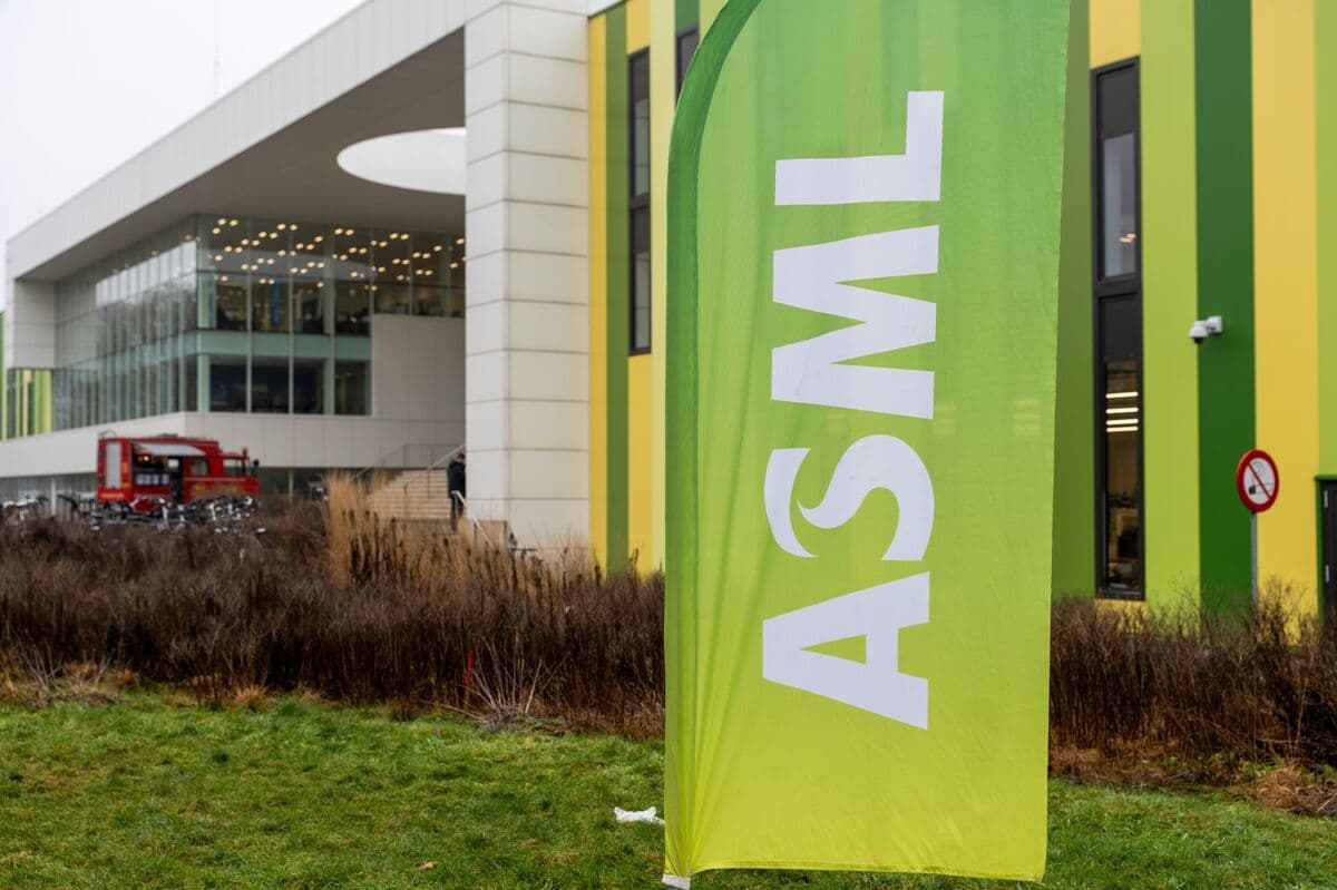 ASML Reaches Record High, Yet Remains Undervalued Compared to Competitors