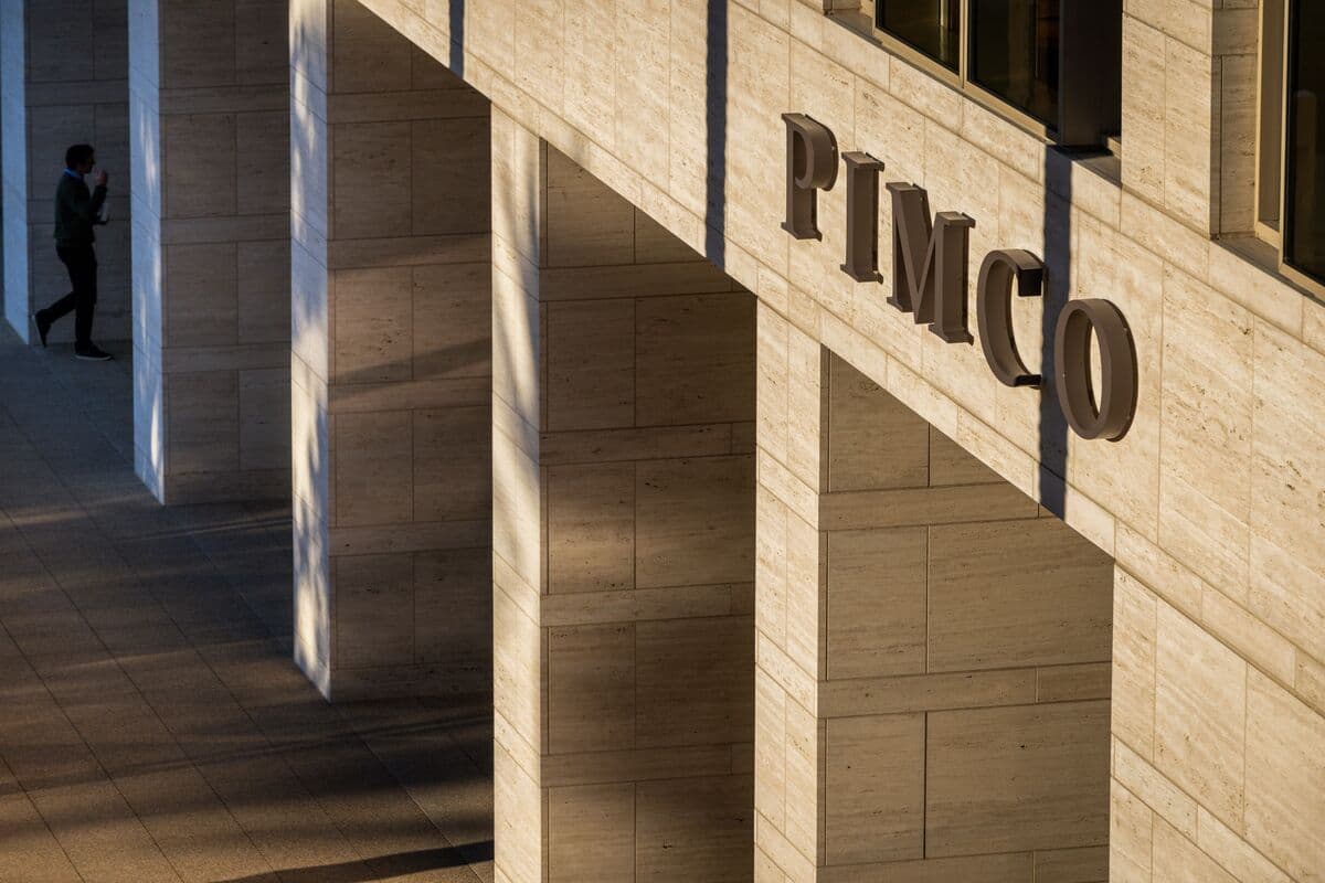 Pimco Sees Private Credit Strains Triggering Wake-Up Call on Liquidity Risks