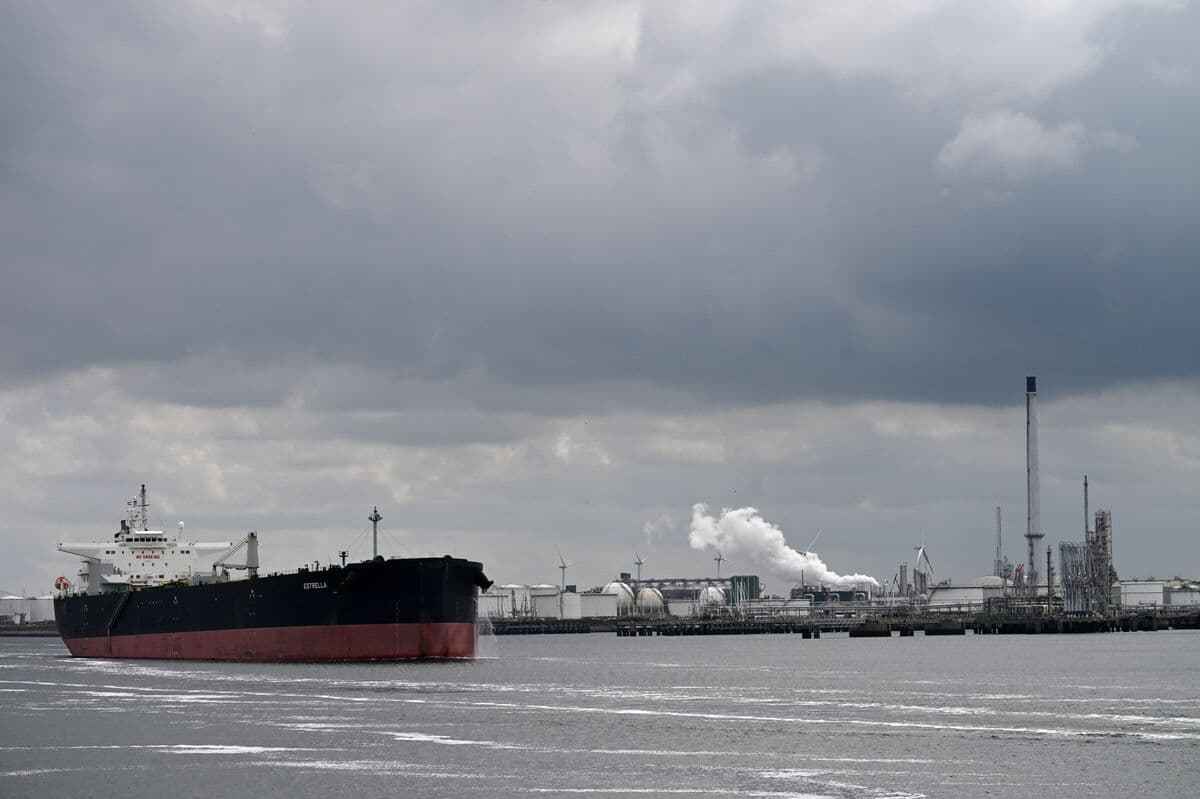Europe to Receive Uncommon Oil Shipments from Oman and UAE Amid China Purchases Decline