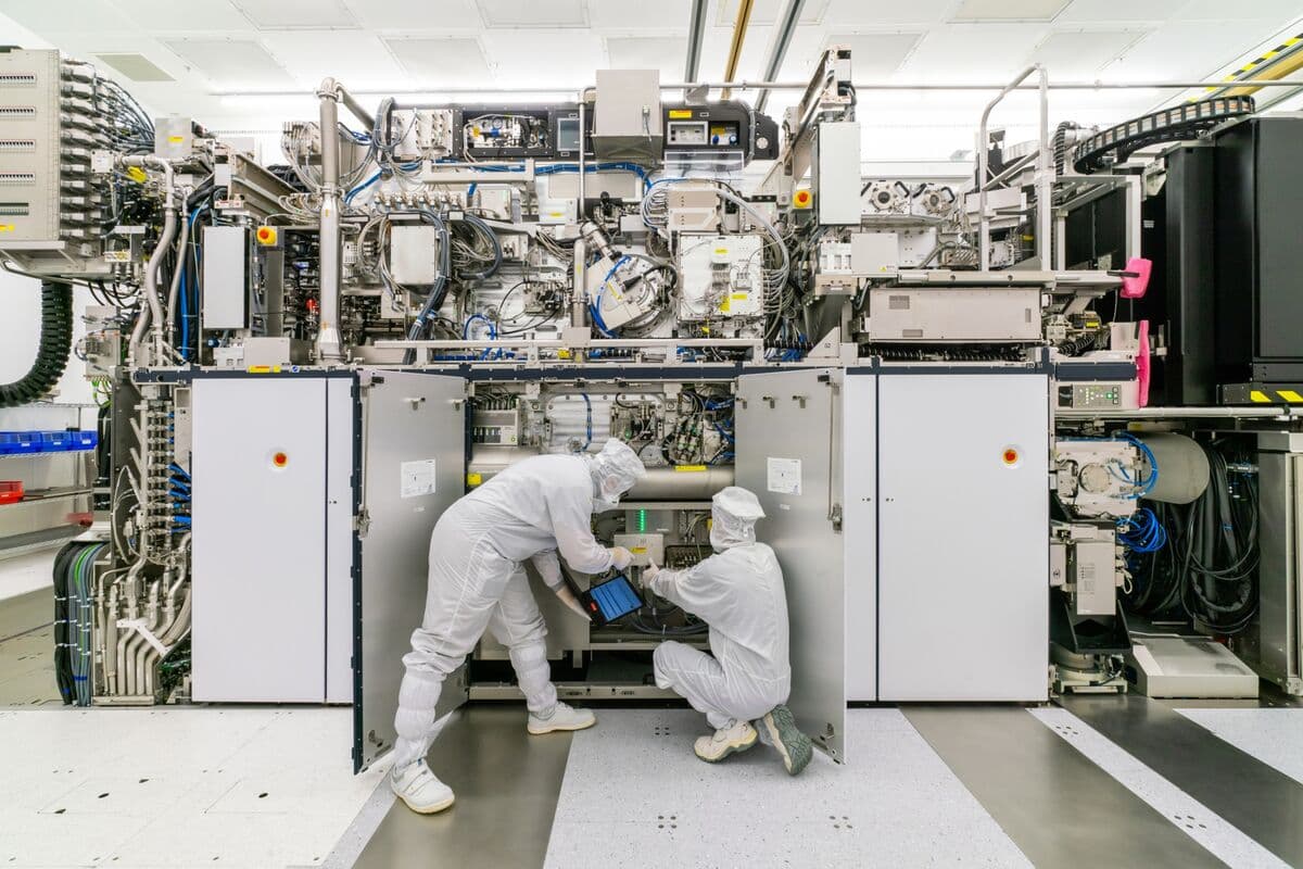 SK Hynix to Buy $8 Billion of Top-End ASML Chipmaking Gear
