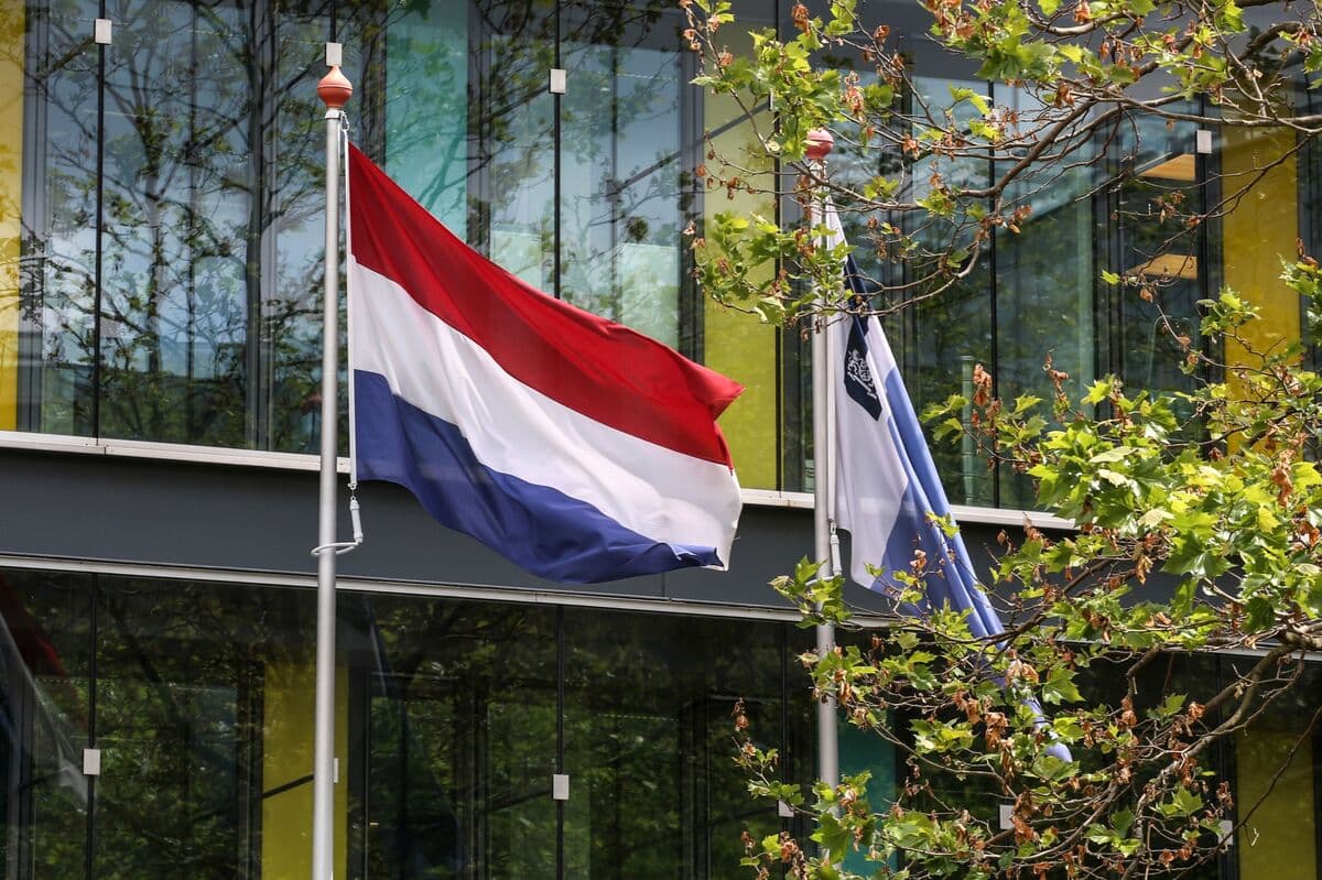 Dutch Authorities Raid Data Centers, Seize 800 Servers from Russian Hackers