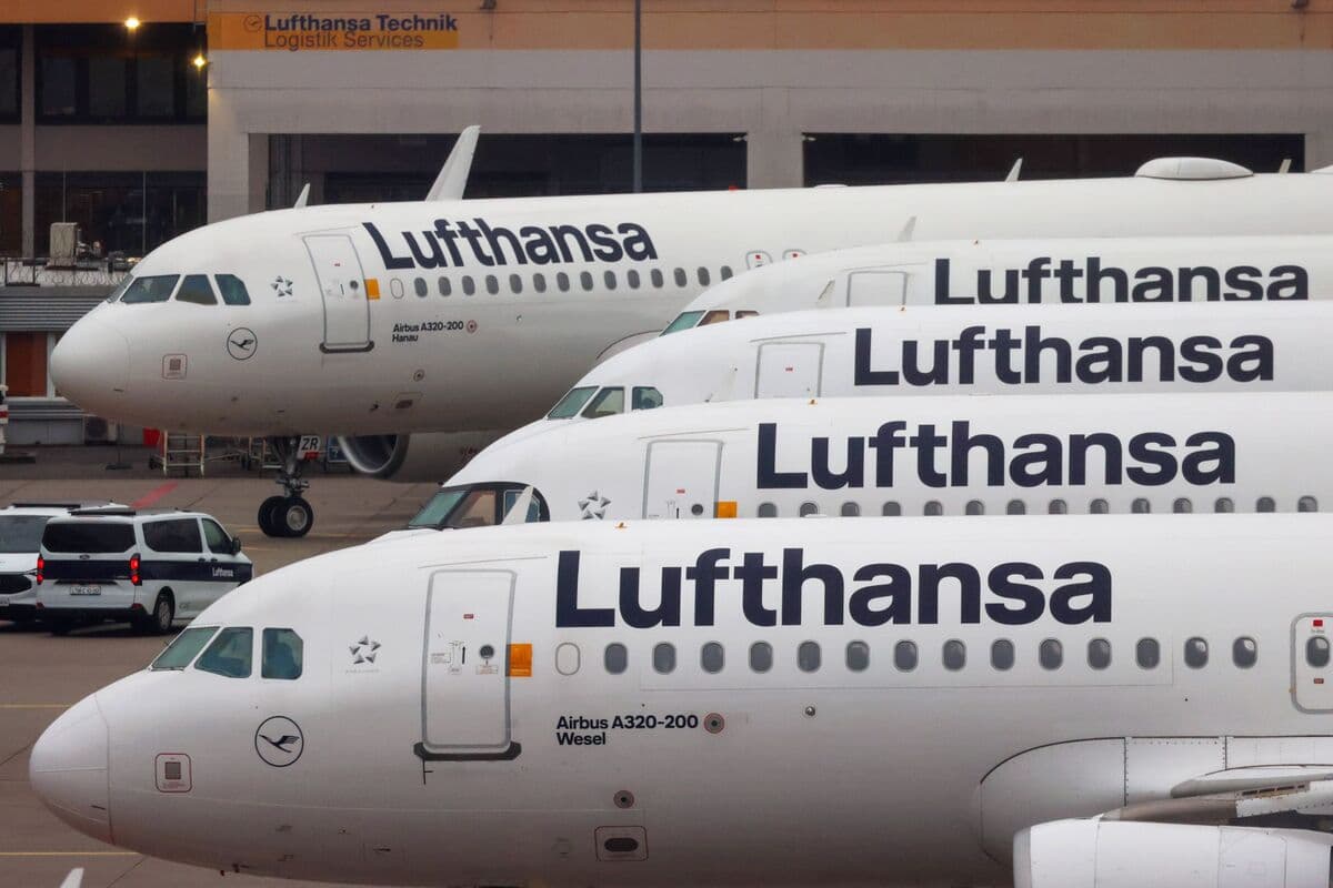 Lufthansa Reports Narrower Loss, Sees Risks from Fuel Supplies