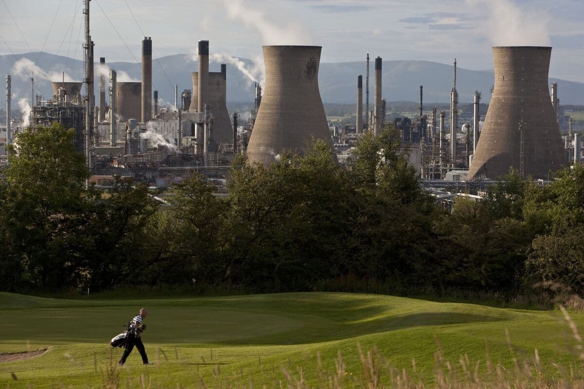 Ratcliffe’s Ineos Markets New Bond After Boost From Iran War