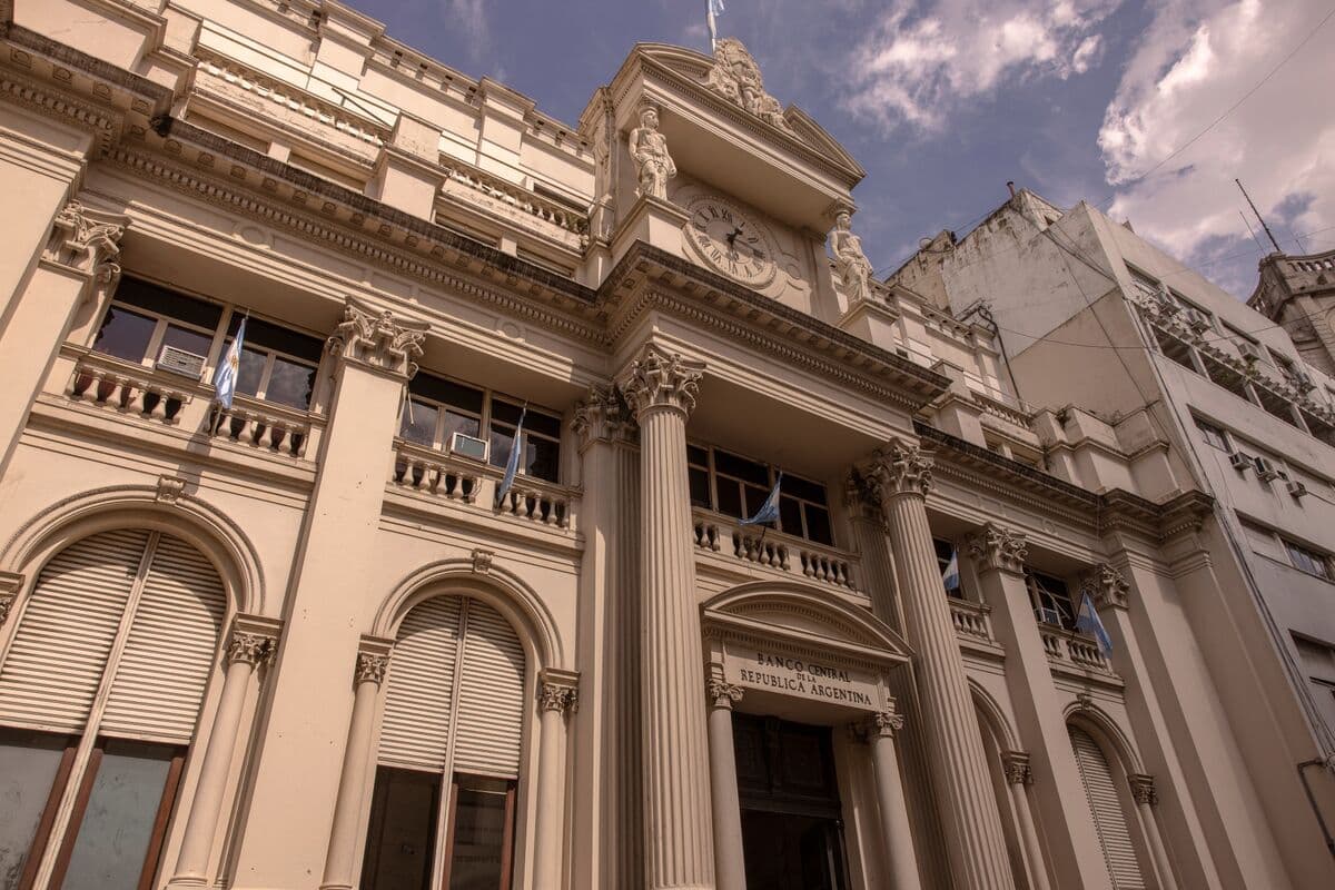 Milei Still Props Up Argentina’s Peso Despite Looser Trading Rules