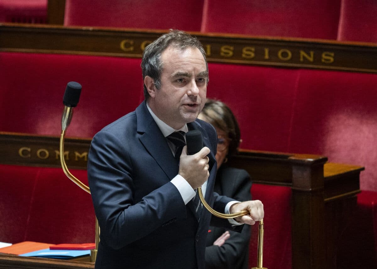 French Premier’s Office Says Unable to Pass Budget Via Vote