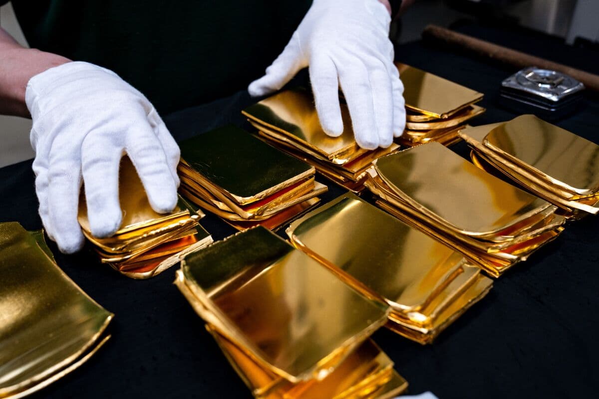 Gold Holds Gain After Reports of US Negotiations to End Iran War