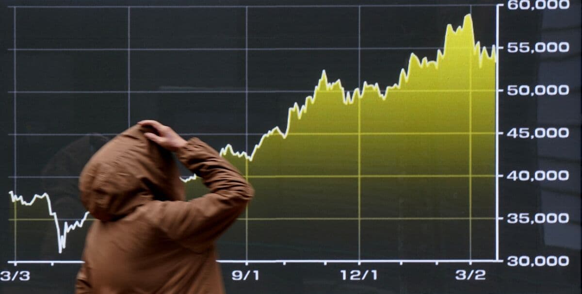 Japan Stocks Climb as Trump’s Iran Strike Delay Lifts Sentiment