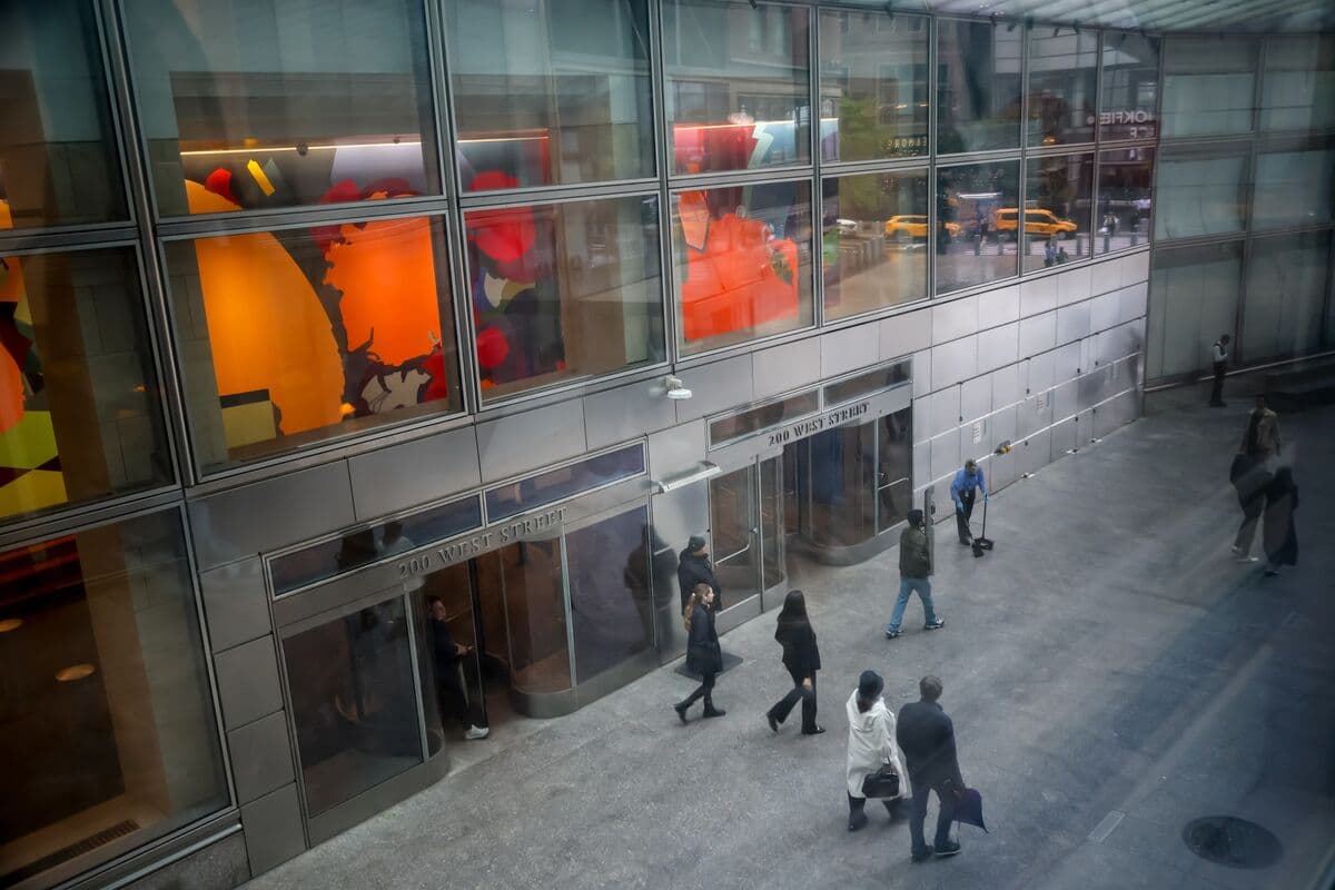 Wall Street Banks Offer UAE Staff Option to Relocate Temporarily