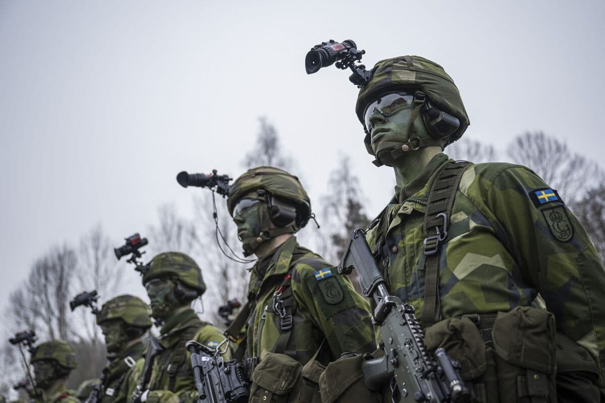 Sweden Lifts Defense Spend as Outlook Darkens ‘in East and West’