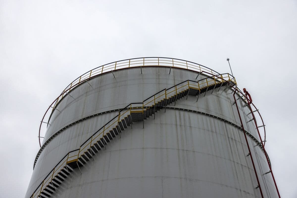 IEA Says No Need Yet to Tap Oil Stockpiles Amid Mideast Crisis