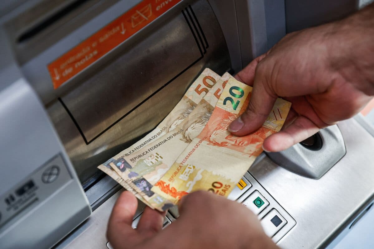 Brazilian Real Declines Following Report of Bolsonaro's Ties to Bank CEO