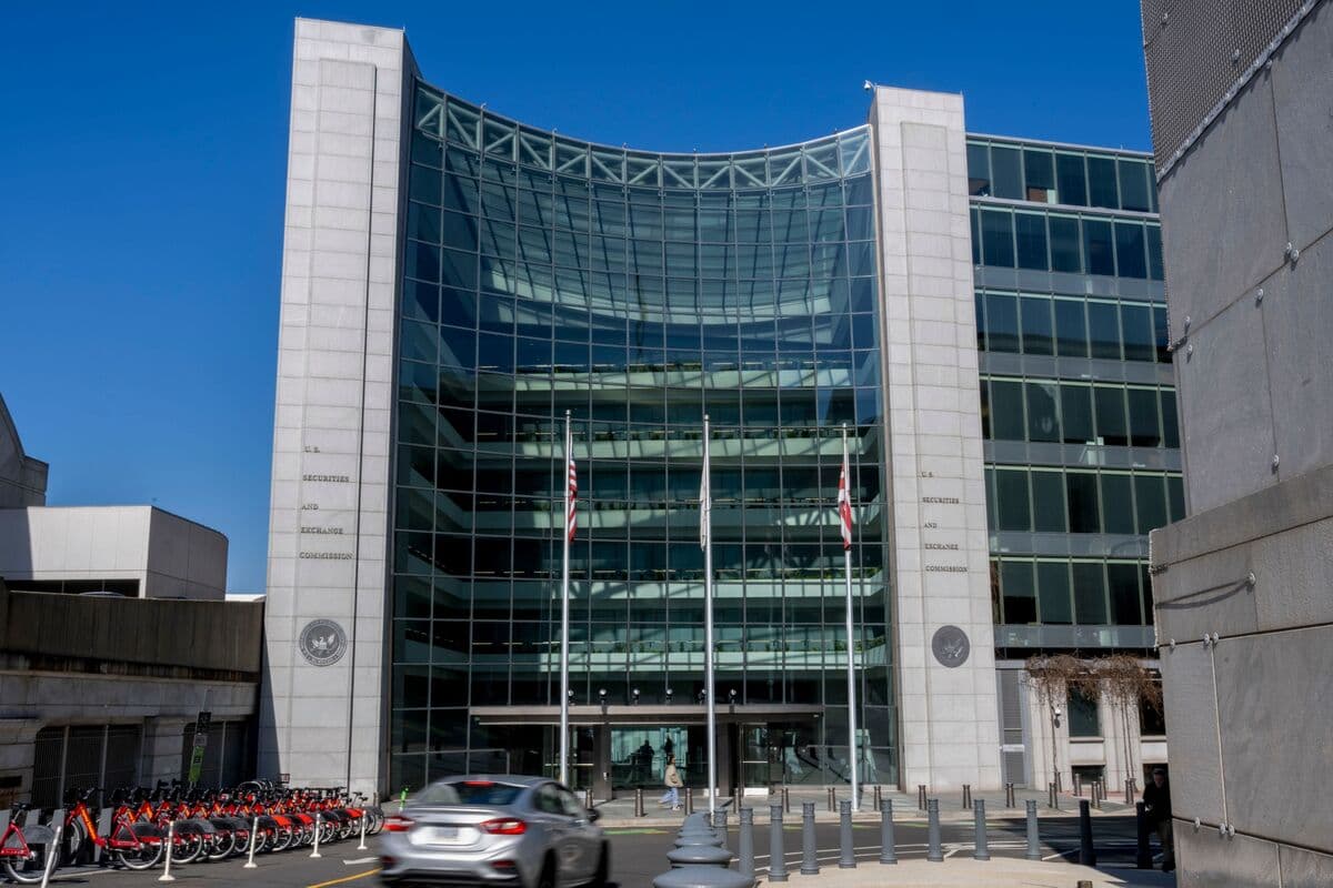 Wall Street Regulators Discuss Moving Into Same Building Complex