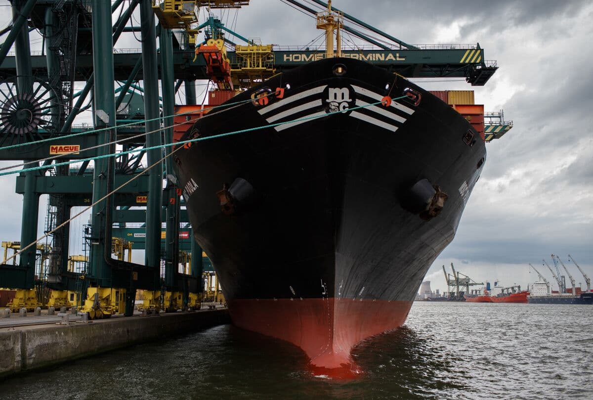 World’s Largest Container Carrier Plans Route Avoiding Hormuz