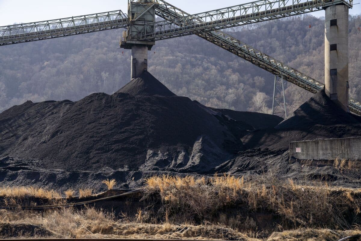 Trump to Allocate $700 Million for Coal Plant Development and Exports