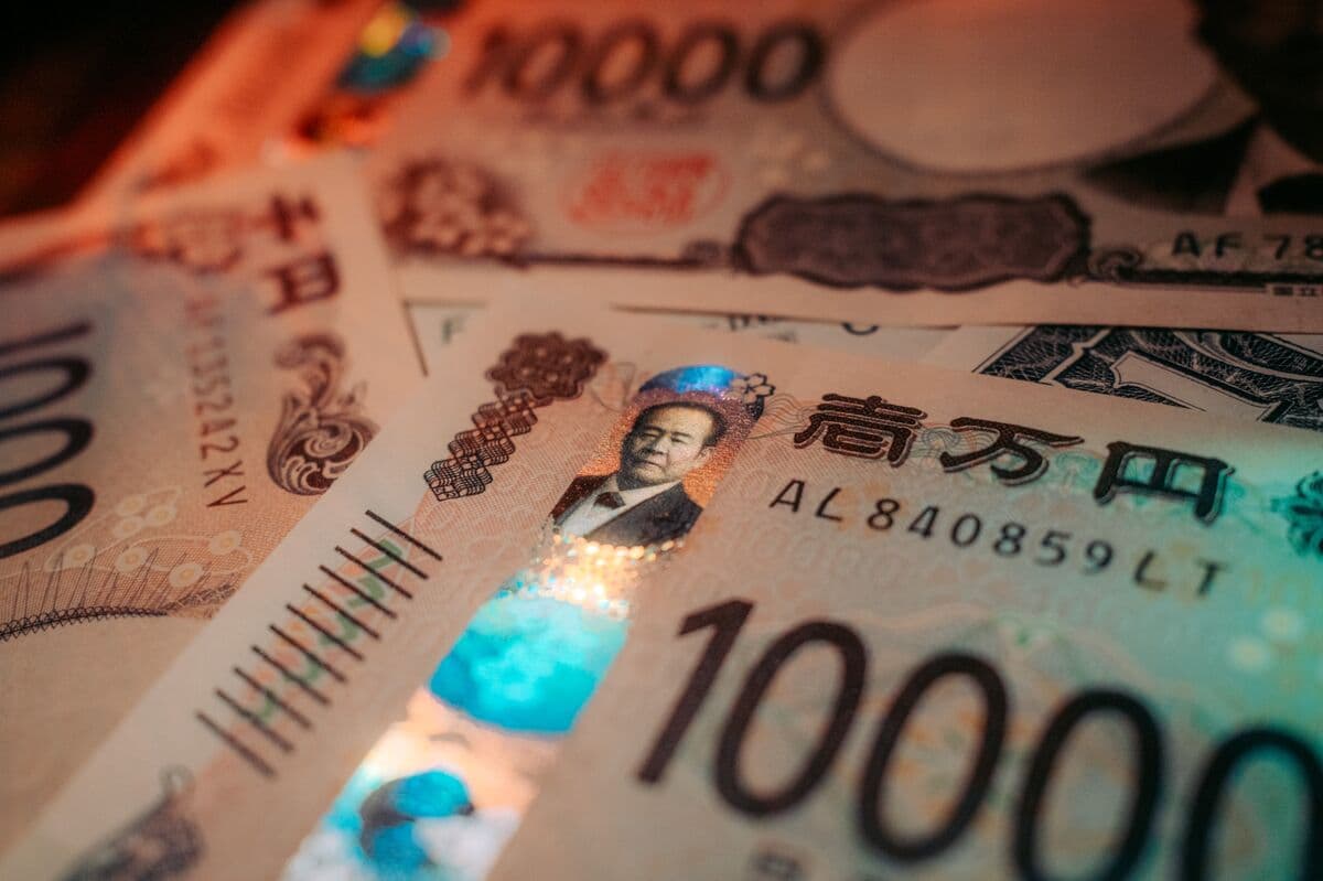 Yen Gains Against Dollar After BOJ Keeps Interest Rates on Hold
