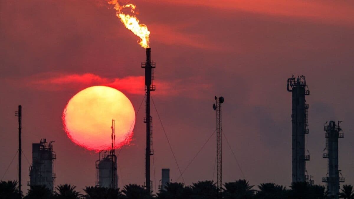 Oil Falls After Trump Says War Will End 'Very Soon'