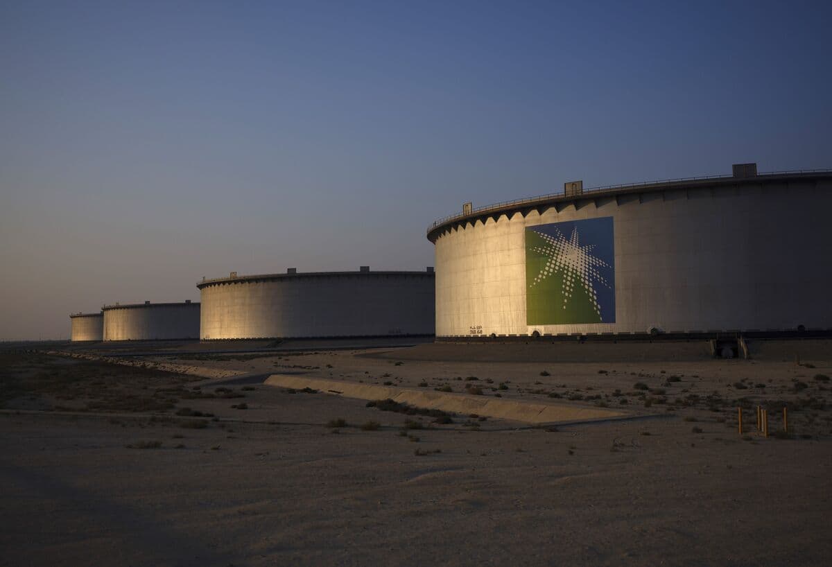 Saudi Arabia Starts Oil Output Cuts as Shut Hormuz Fills Storage