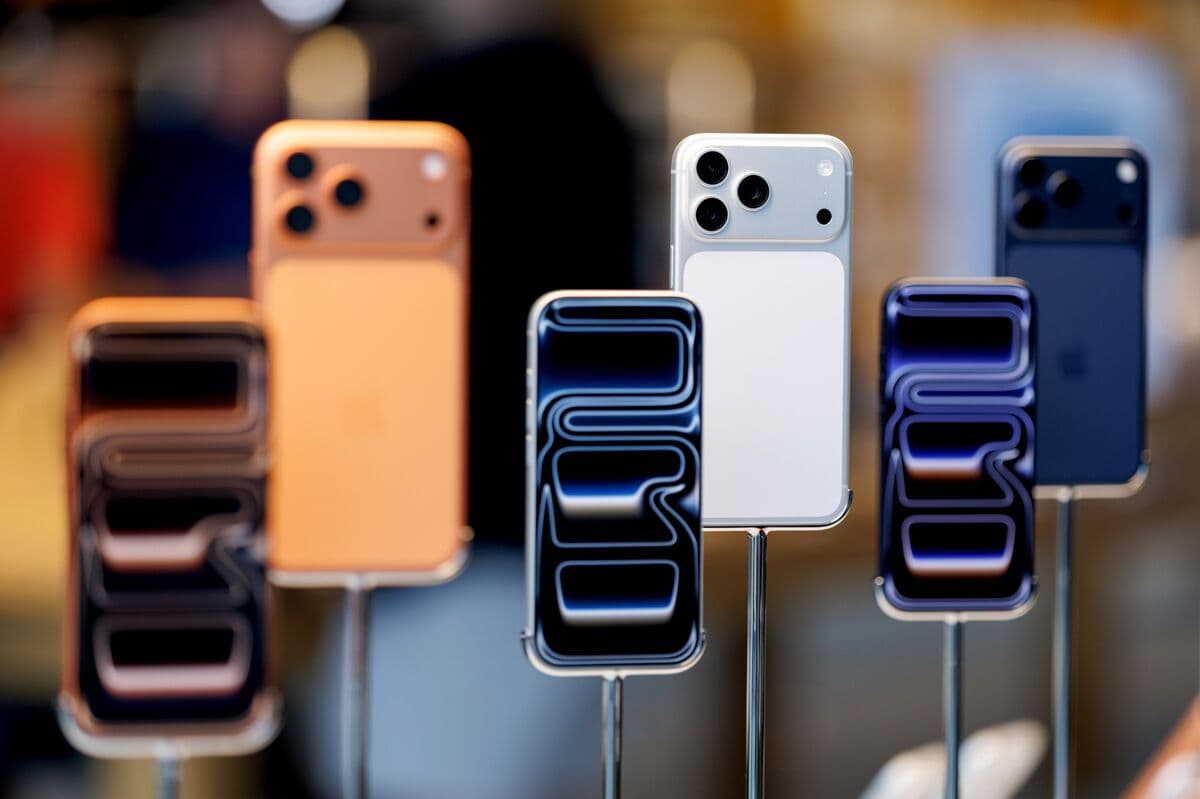 Apple Gives iPhone Designers Rare Bonuses to Fight OpenAI Poaching