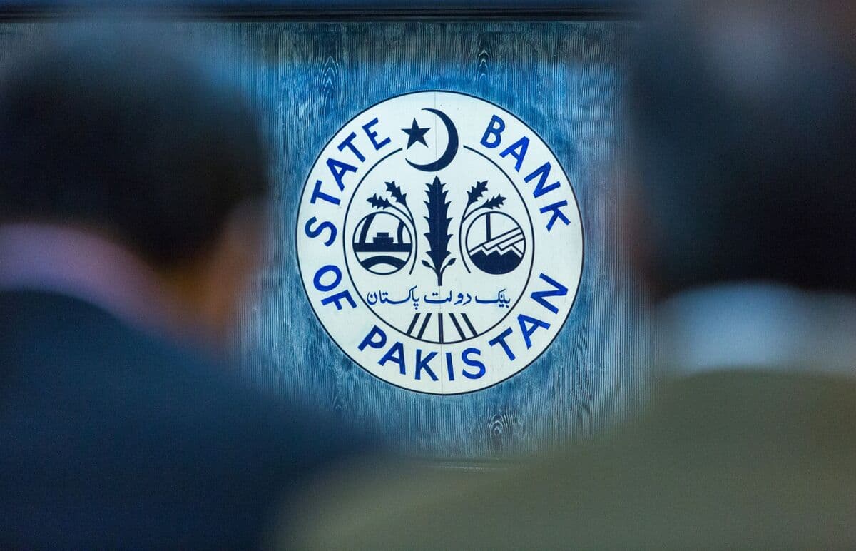 Pakistan Holds Rates at 10.5% as Oil Surge Clouds Outlook