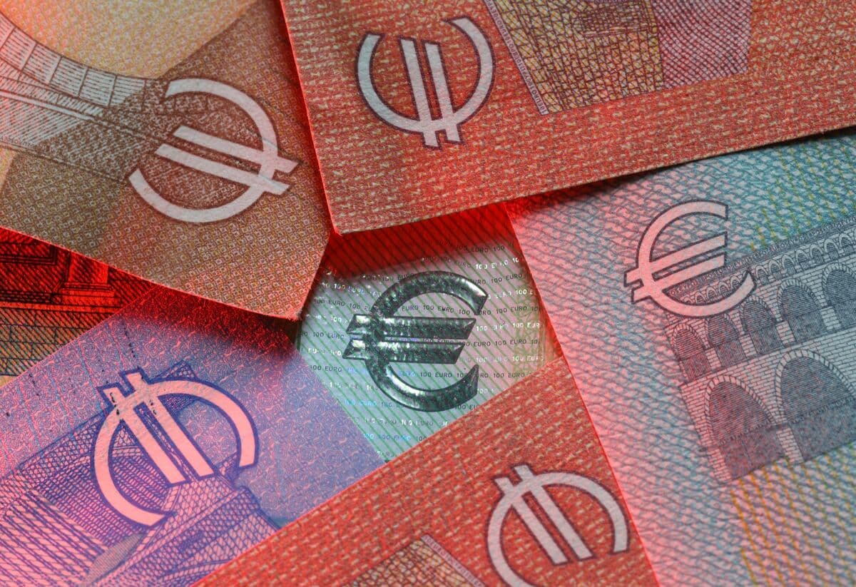 Euro Pain From Trump Limited by US Asset Exposure, Deutsche Says