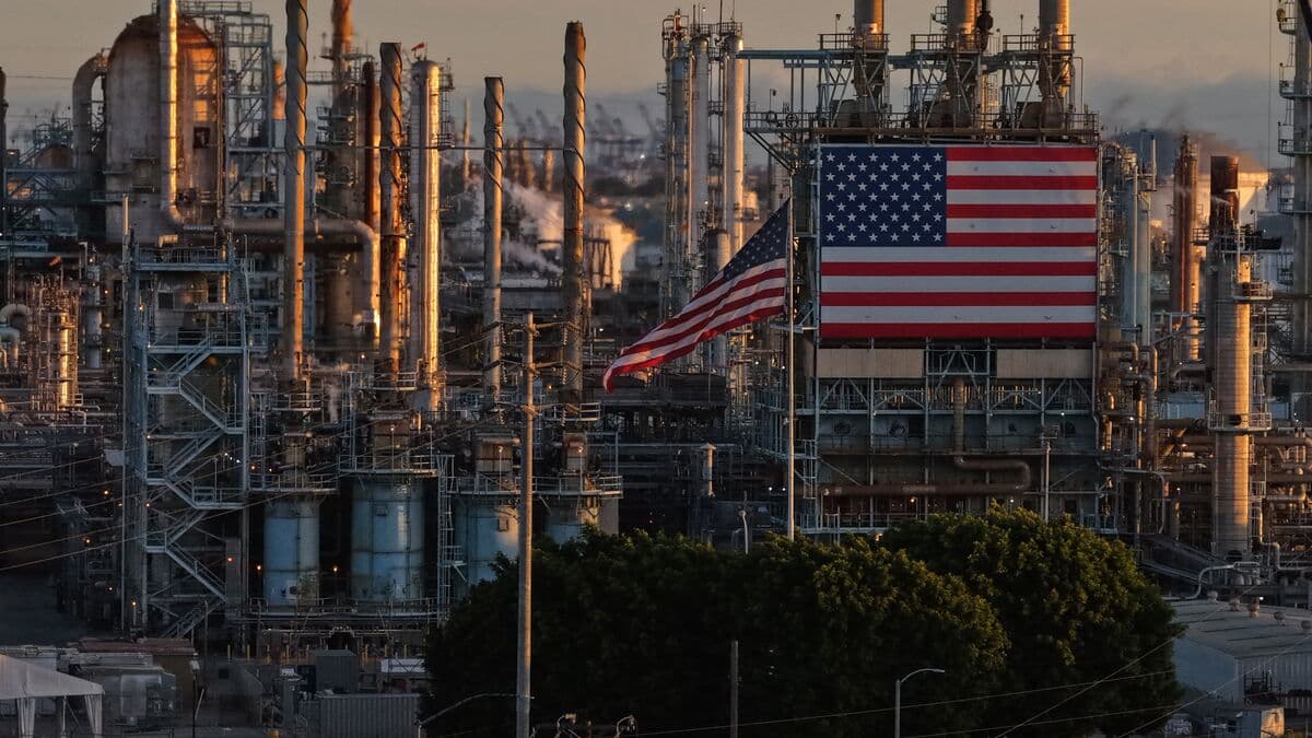 Oil Prices Stabilize as US Assures Strait of Hormuz Remains Open