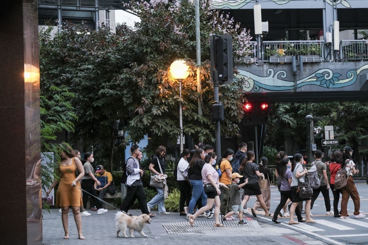 Philippines Mulls Shorter Work Week, Less Air-Con to Save Energy