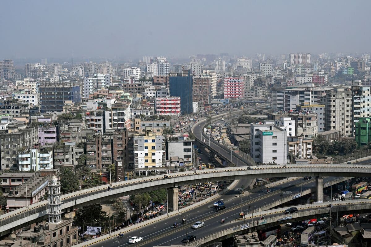 Fitch Lowers Bangladesh's Outlook to Negative Amid Middle East Tensions