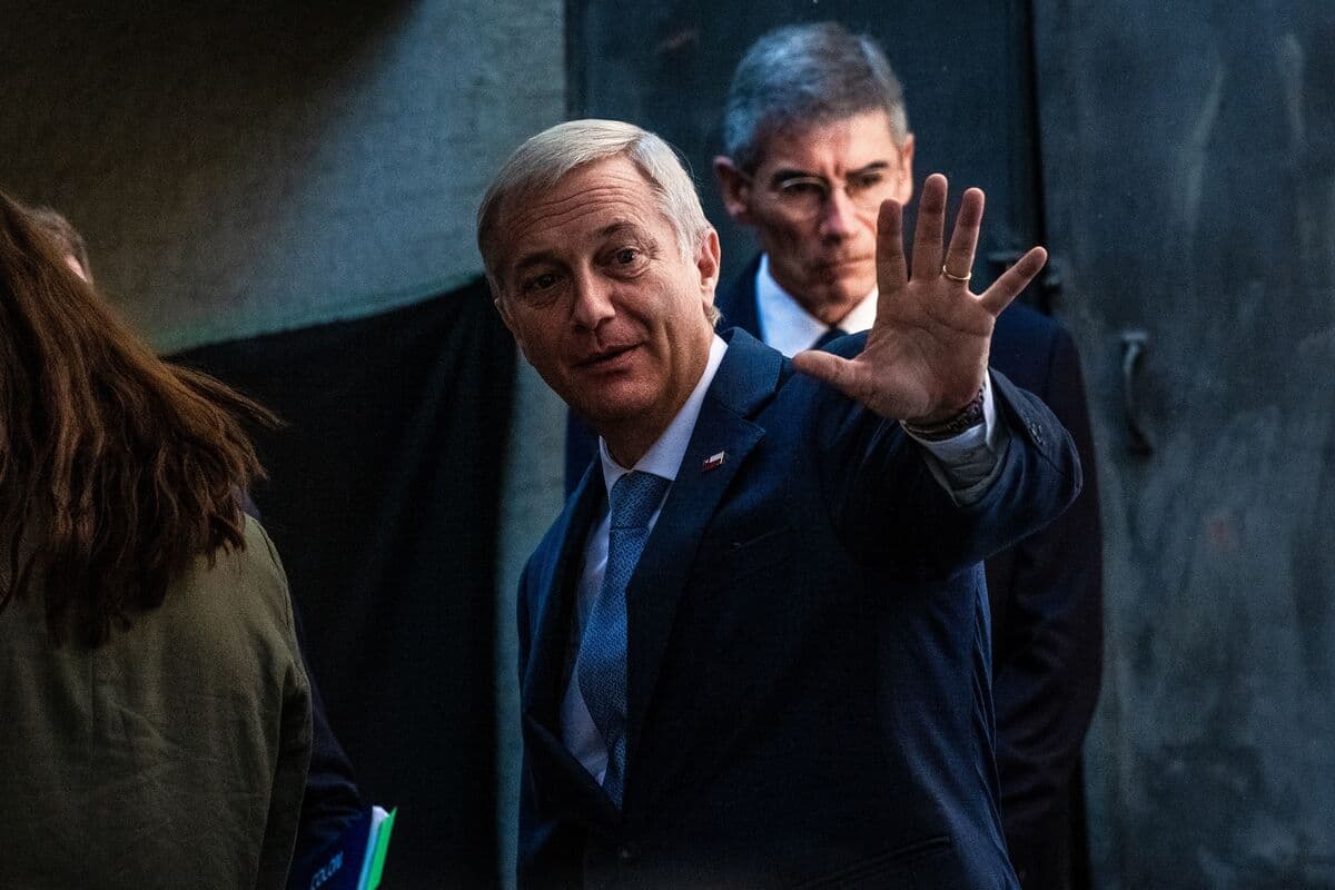 Chile’s New President Brings Back Tie in Vow to Restore Order