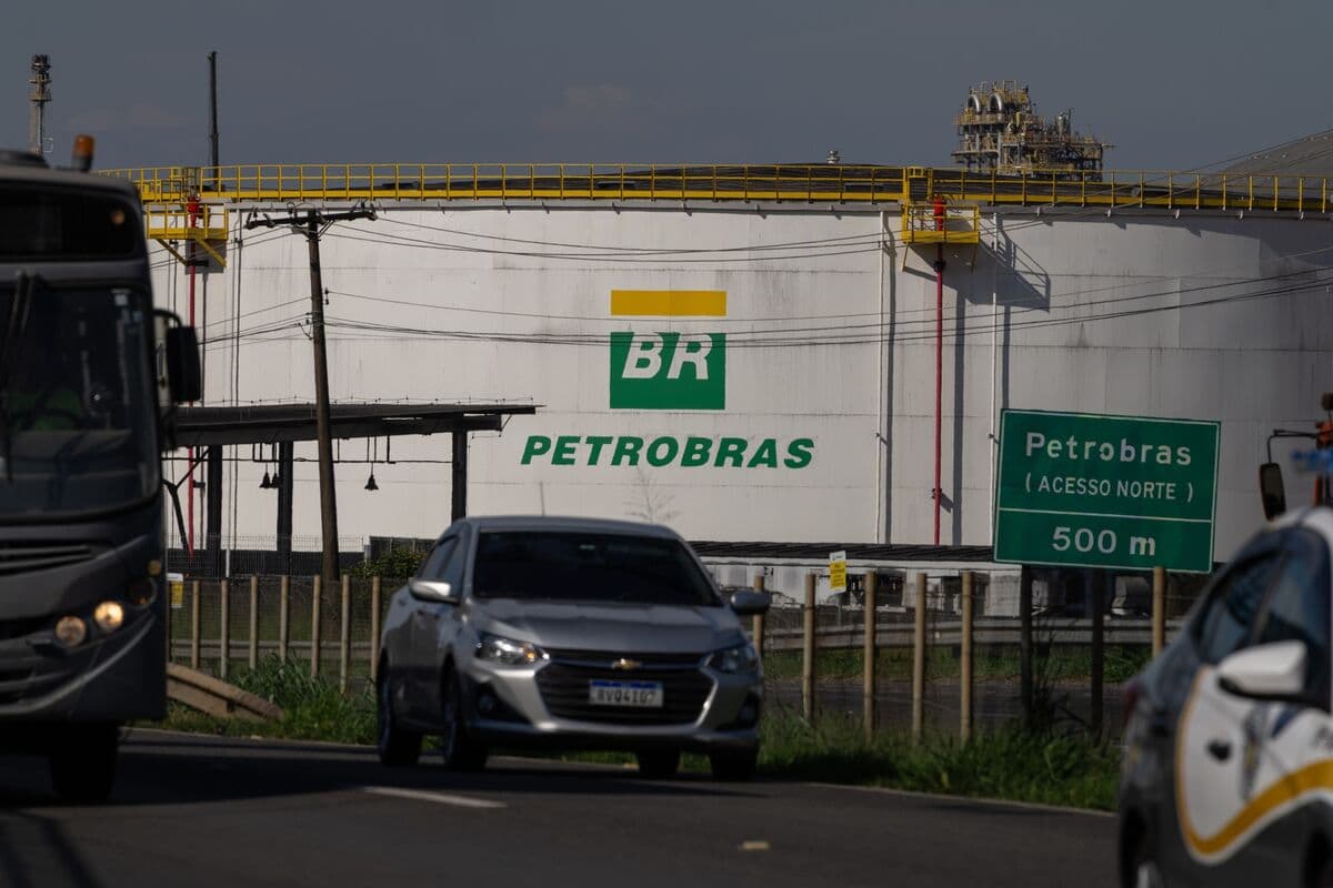 Petrobras Tops Estimates After Strong Output Offsets Price Drop