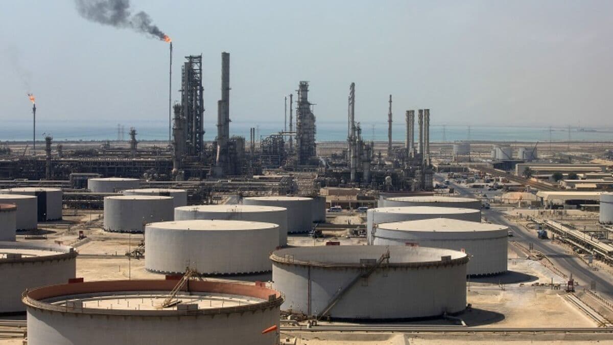 Saudi Arabia Begins Oil Output Cuts as Storage Fills Up
