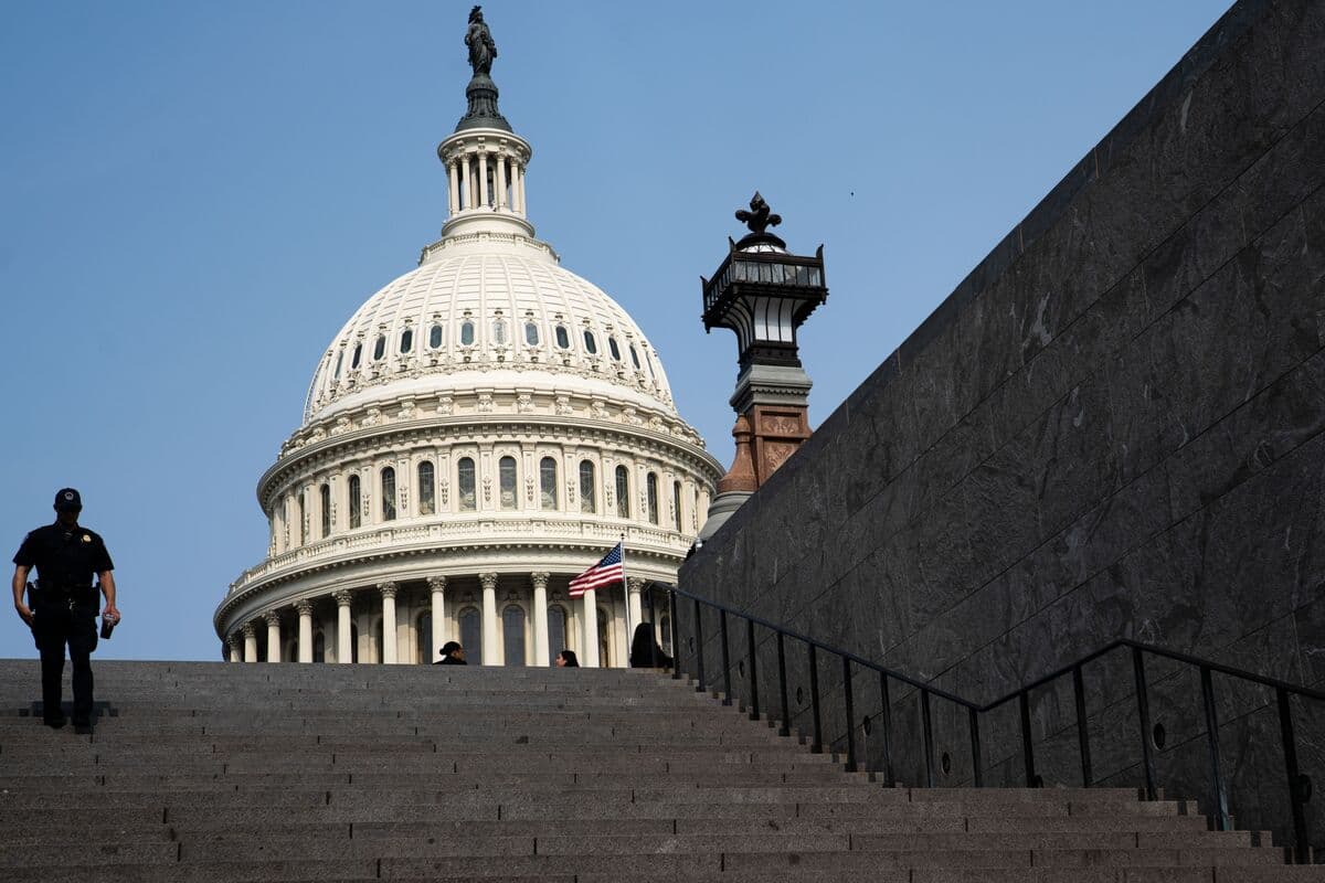 Senators Move Forward with Plan to Suspend Pay During Government Shutdowns