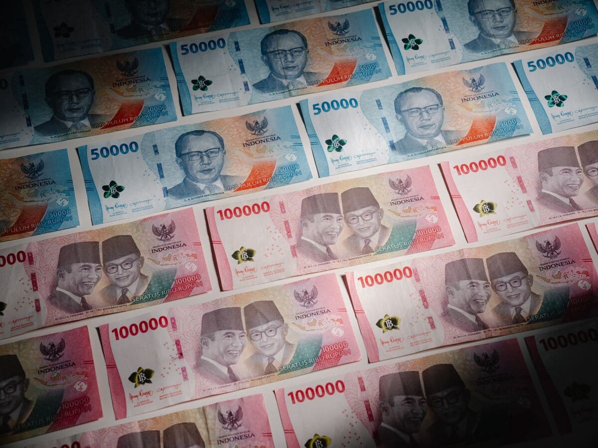 Indonesian Rupiah Falls to Record Low on Central Bank Woes