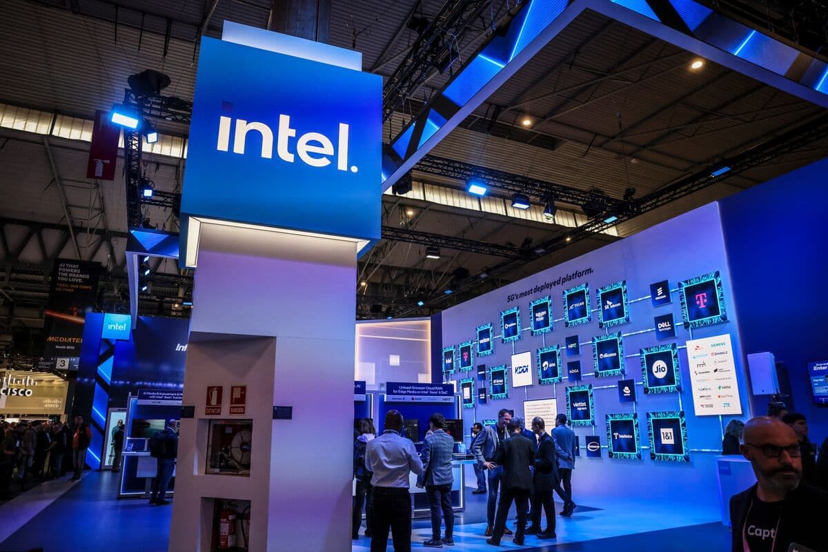 US Stock Futures Gain as Intel Drives Semiconductor Sector Upward
