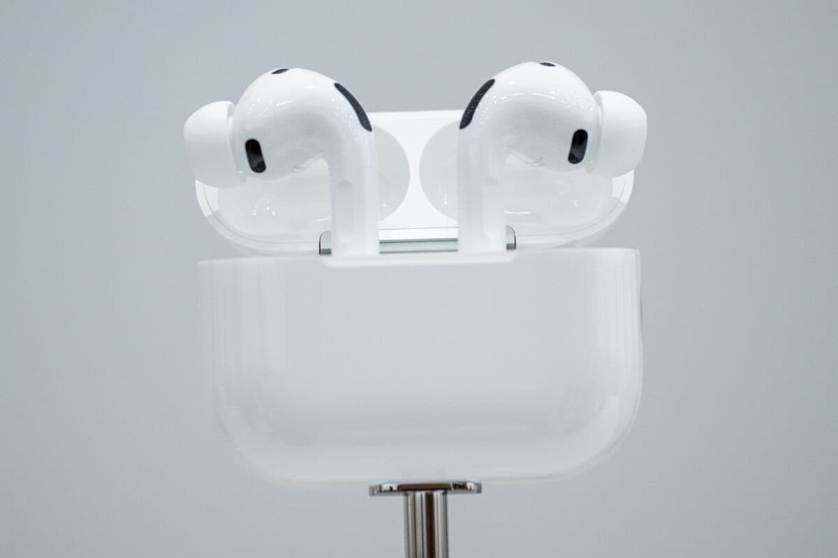 Apple’s Camera-Equipped AirPods Reach Advanced Testing Stage in AI Device Push