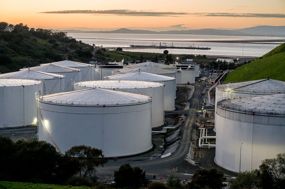 US Oil Tops $90 a Barrel for First Time Since October 2023